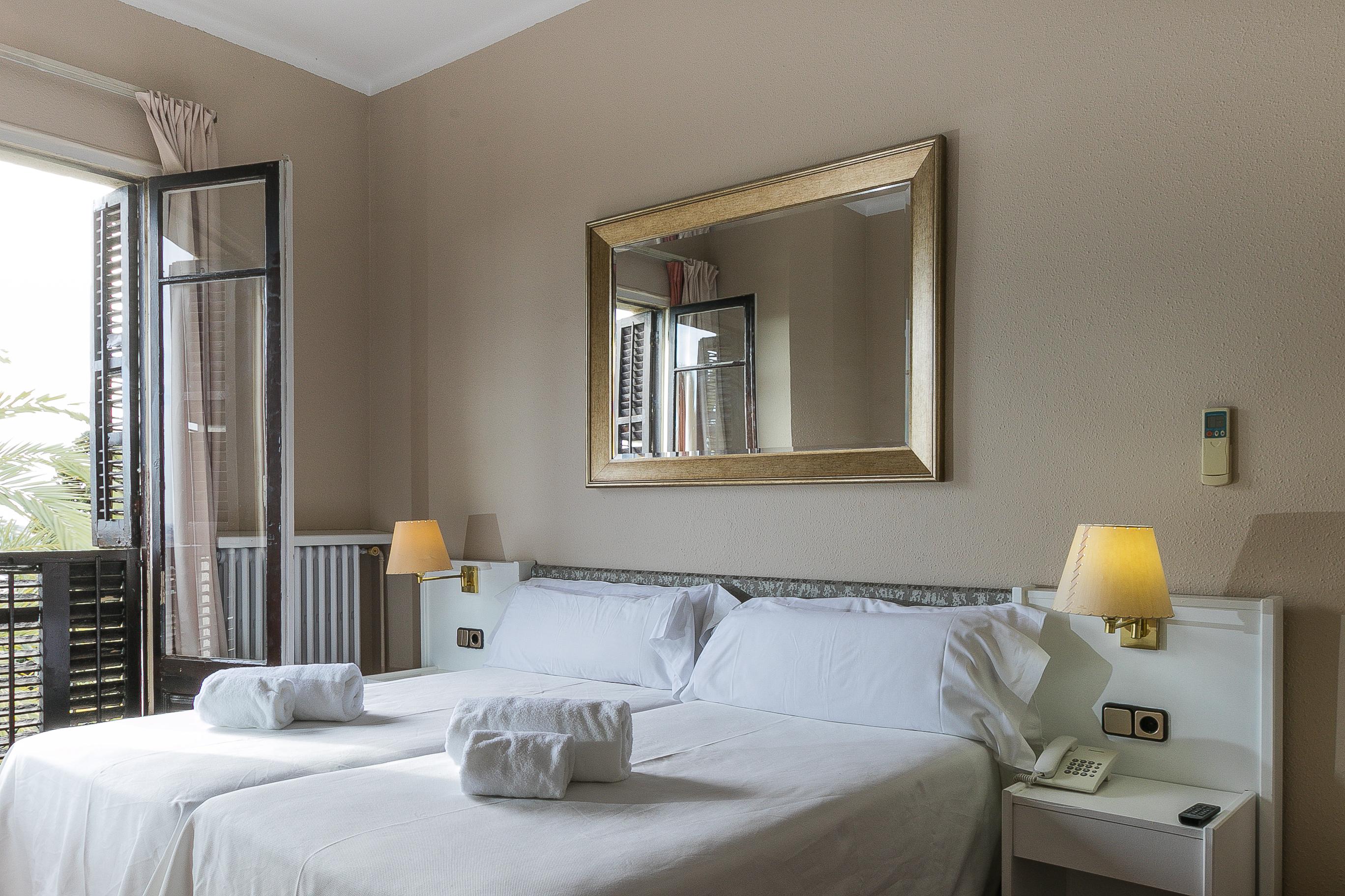 Hotel El Castell Sant Boi de Llobregat Ngoại thất bức ảnh