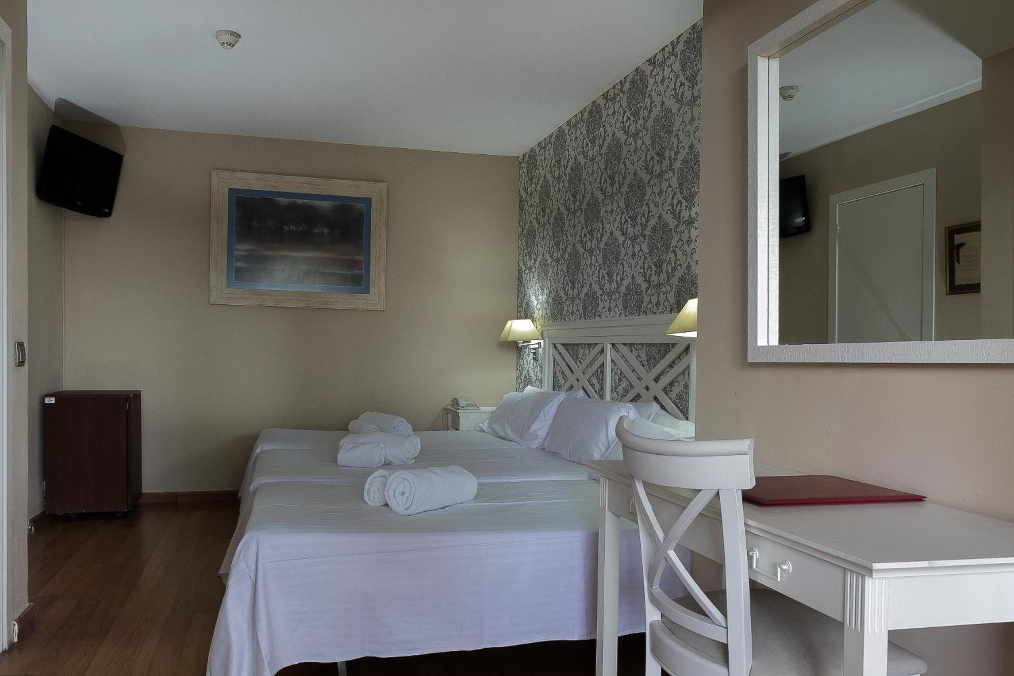 Hotel El Castell Sant Boi de Llobregat Ngoại thất bức ảnh