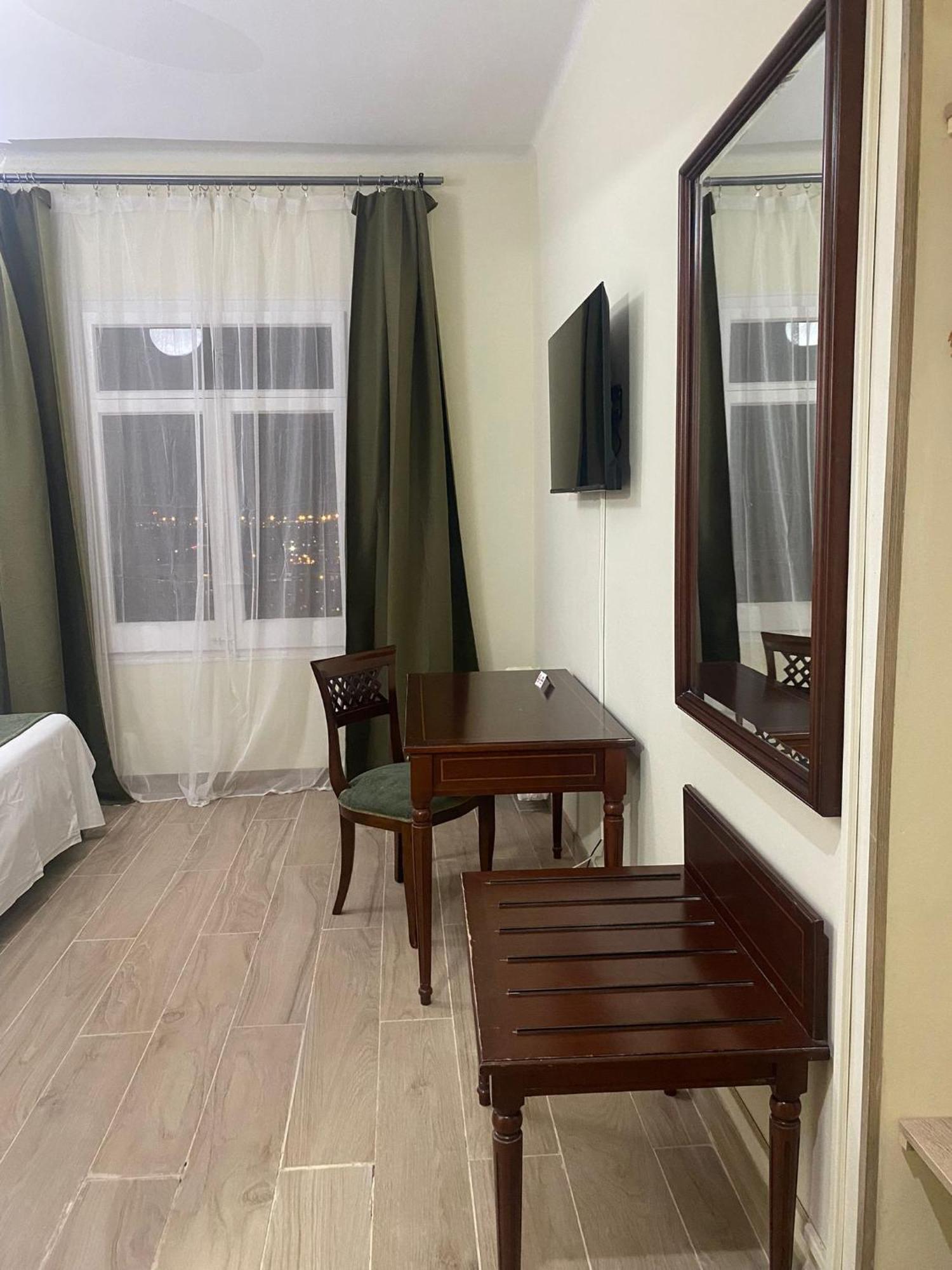 Hotel El Castell Sant Boi de Llobregat Ngoại thất bức ảnh