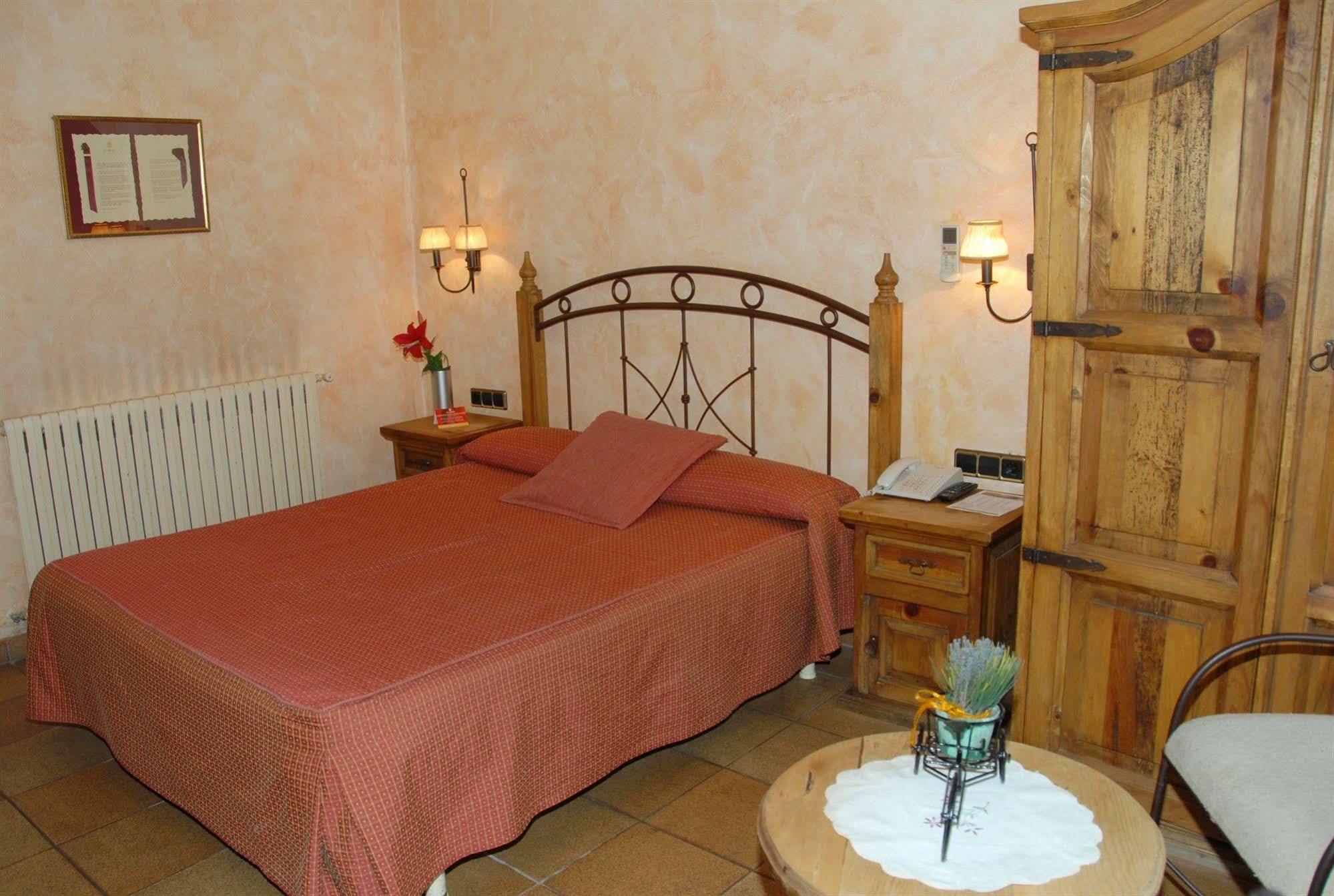 Hotel El Castell Sant Boi de Llobregat Ngoại thất bức ảnh
