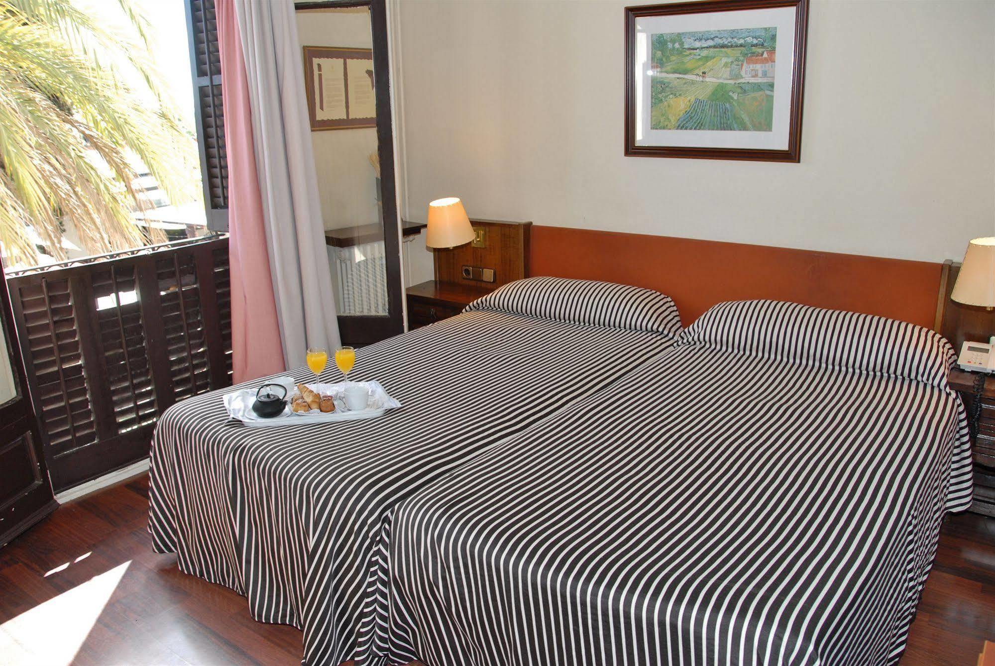 Hotel El Castell Sant Boi de Llobregat Ngoại thất bức ảnh