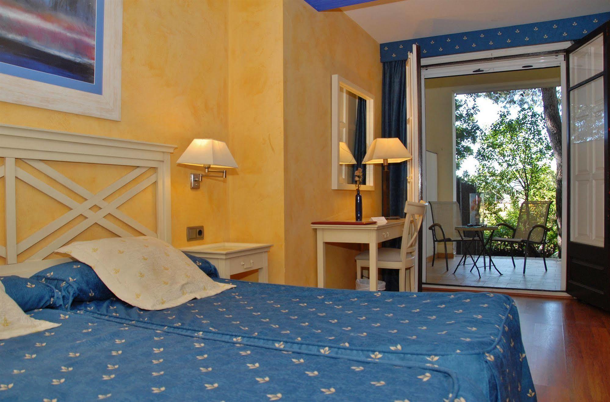 Hotel El Castell Sant Boi de Llobregat Ngoại thất bức ảnh